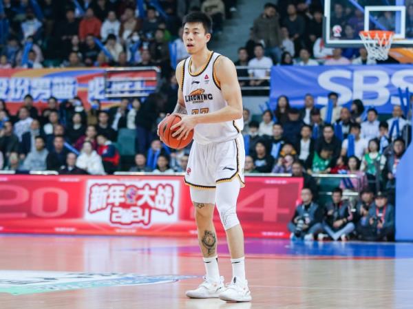 屋漏偏逢連夜雨！張鎮(zhèn)麟7中1僅得2分2板4助 末節(jié)受傷離場(chǎng)